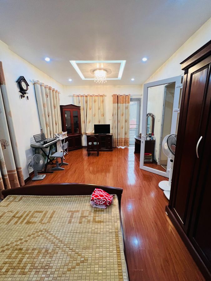 - Bán gấp nhà khu vực Đường Láng, Đống Đa. Diện tích 38m2*4T, mặt tiền 6.8m, giá 7.5 tỷ.