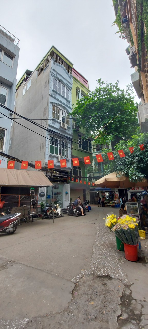 - Bán nhanh nhà khu vực Tây Sơn, Đống Đa. Diện tích 64m2*4T, mặt tiền 4.5m, giá 13.5 tỷ.