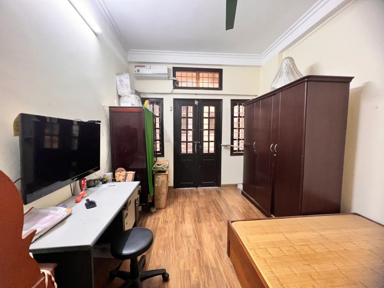 - Bán gấp nhà Thịnh Quang, Đống Đa. Diện tích 50m2*4T, mặt tiền 3.5m, giá 7.85 tỷ.