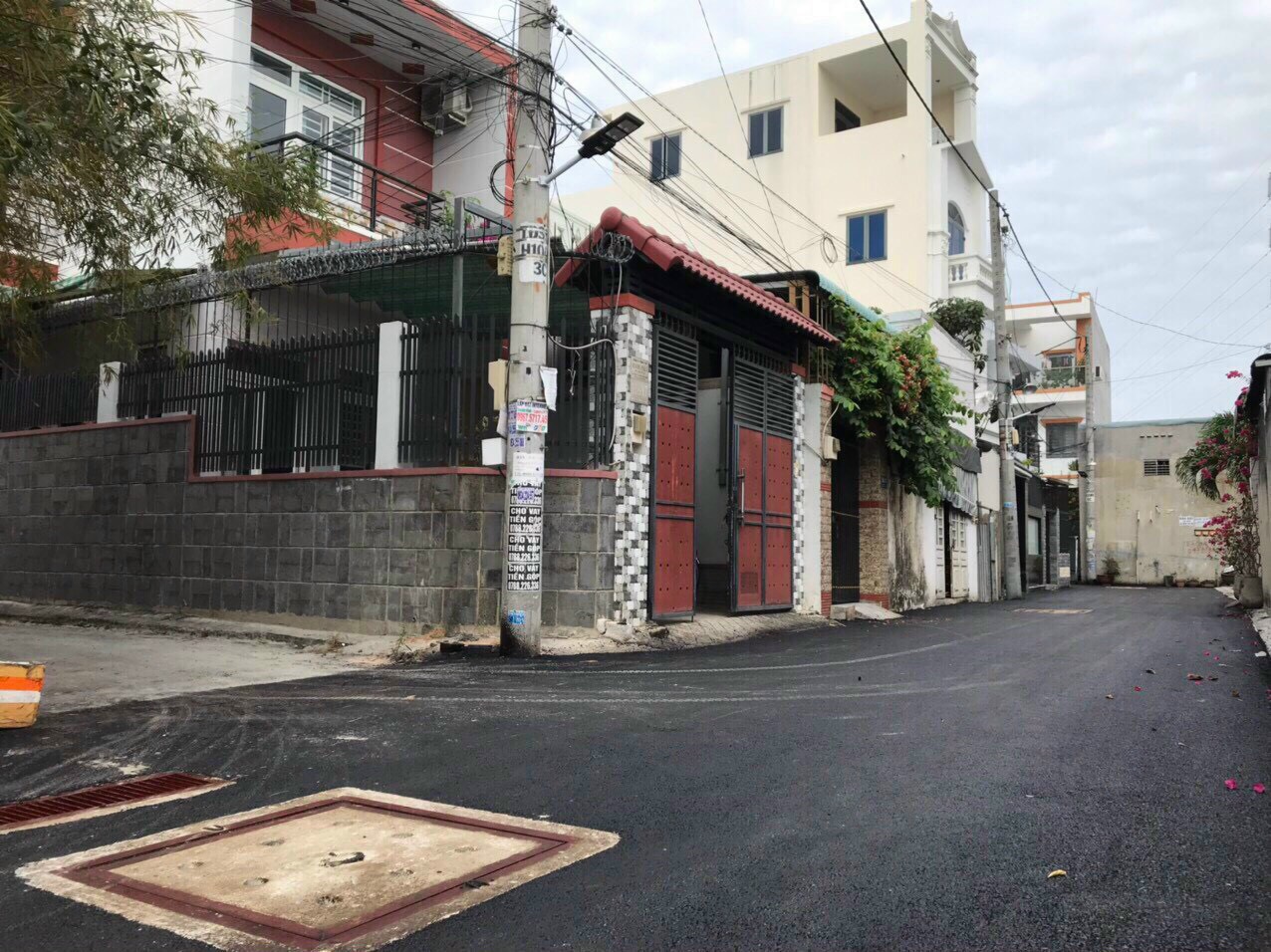 Bán nhà 3 tầng, có sân để oto, P. Trường Thọ, Diện tích 100m², Giá tốt 8.5 Tỷ