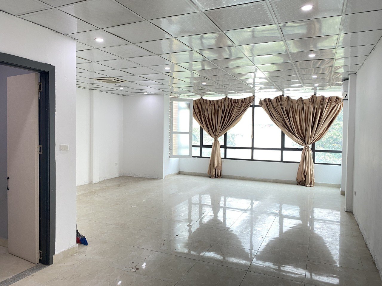 Chính chủ cho thuê văn phòng ở phố Nguyễn Thị Thập, Quận Thanh Xuân, Hà Nội.