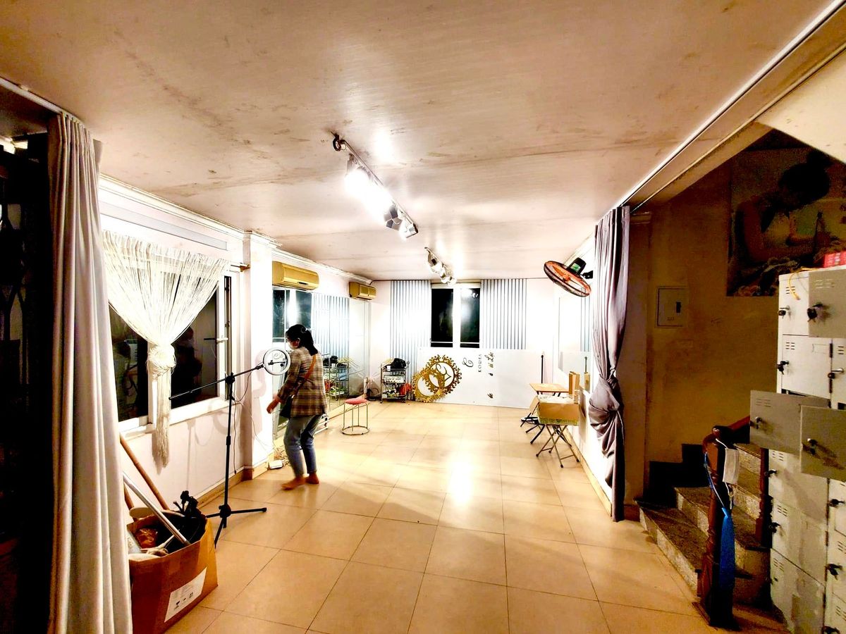 - Bán gấp nhà mặt ngõ Tây Sơn, Đống Đa. Diện tích 44m2*5T, mặt tiền 5m, giá 12.3 tỷ.