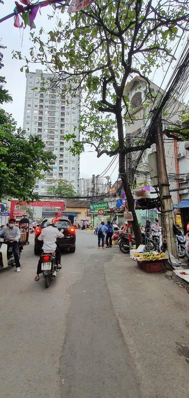 - Bán gấp nhà mặt phố Quan Nhân, Cầu Giấy. Diện tích 70m2*8T, mặt tiền 5m, giá 25 tỷ.