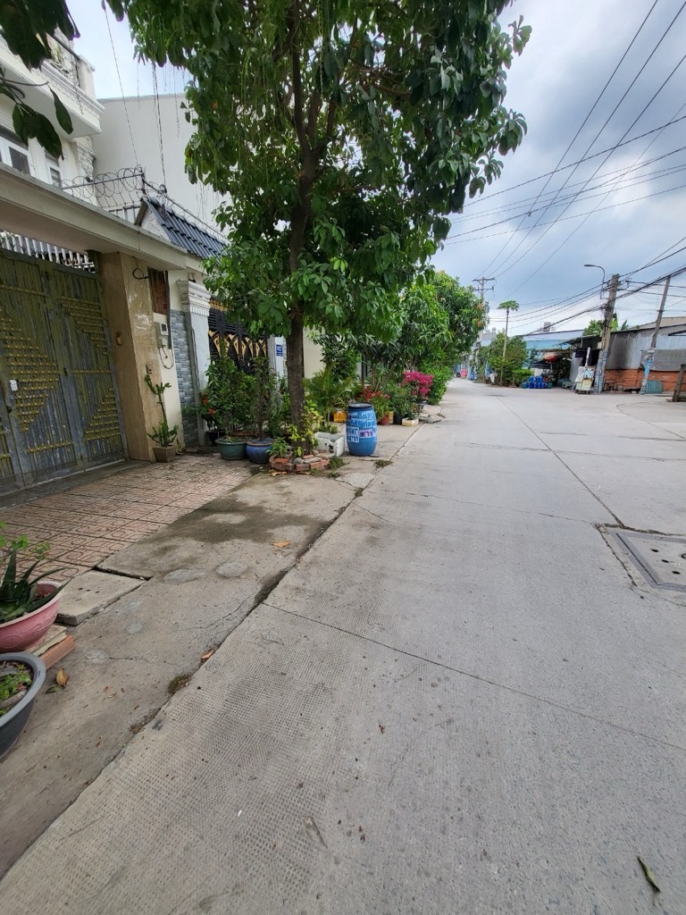 Bán nhà 3 tầng-Lê Thị Kim,Hóc Môn-Khu phân lô đồng bộ-173m2-Giá 6.5 tỷ-Mặt tiền hẻm 10m