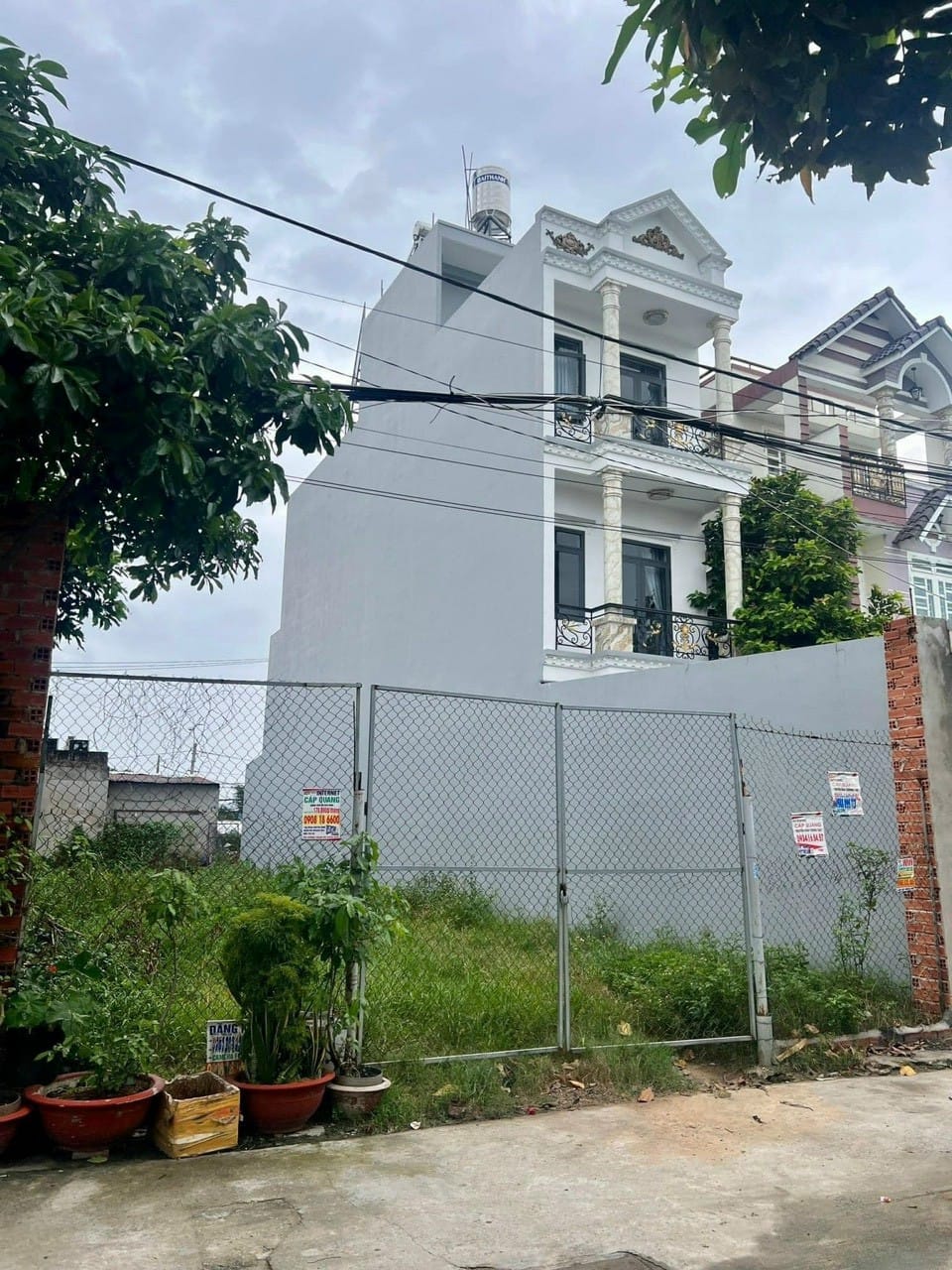 Hàng ngộp số Hồng riêng -mặt tiền đường Tân Hiệp, Hóc Môn