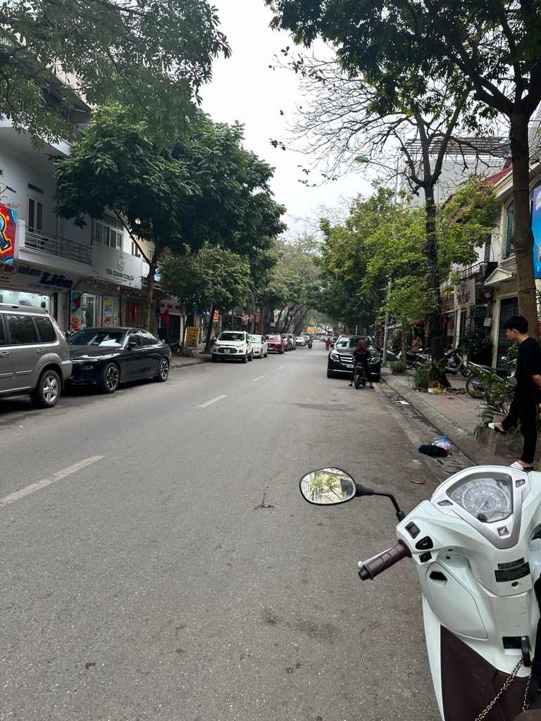 Bán nhà Định Công 32,5m2, 4.5 tầng, 5 ngủ gần phố, nhà đẹp ở ngay