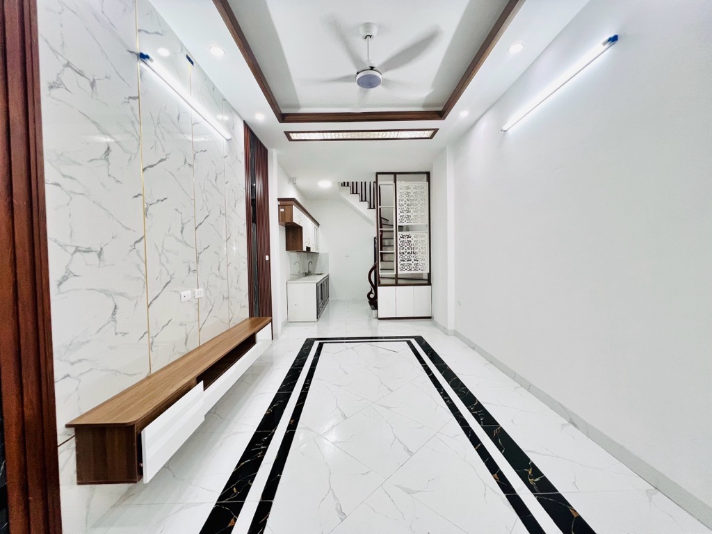 Nhà đẹp mới koong phố Giang Biên, ô tô cách 10m, DT 31m2 x 5T, nhỉnh 3 tỷ