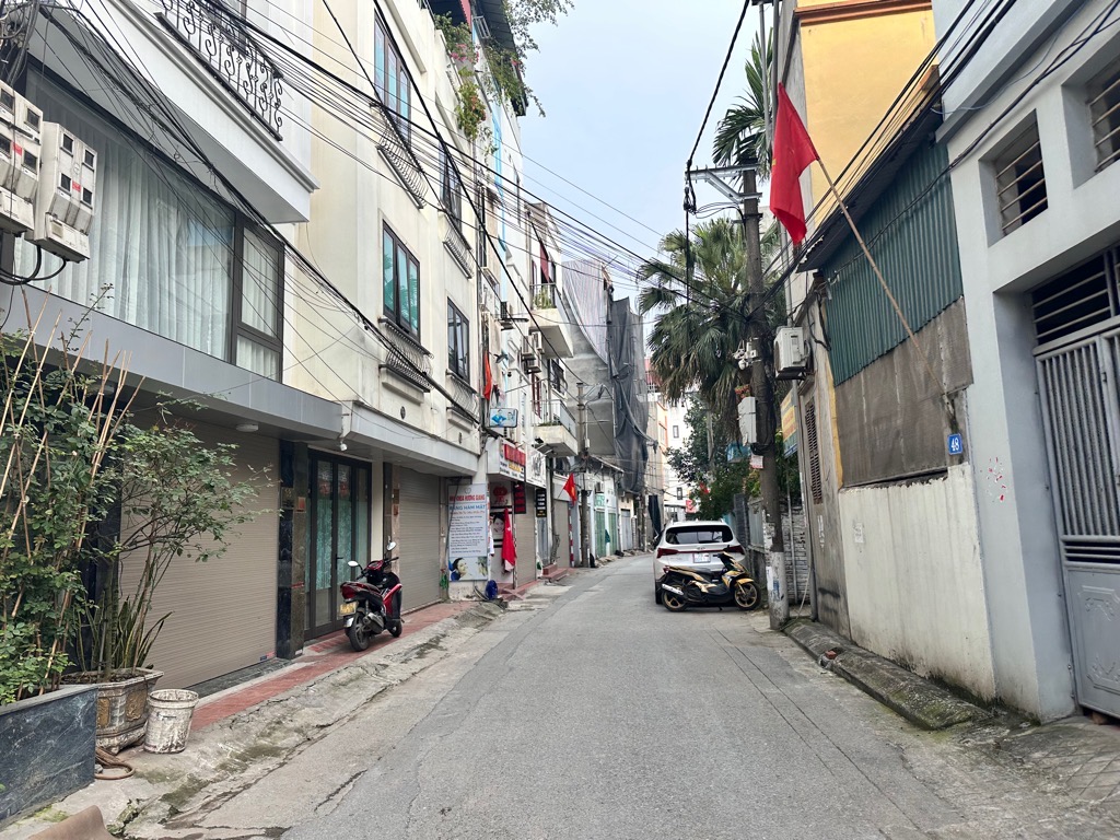 Bán gấp nhà phố Cổ Linh 42m, 5 tầng. Ngõ Nông, thẳng tắp, ô tô 7 chỗ đỗ cửa dễ dàng. Giá 4,45 tỷ.