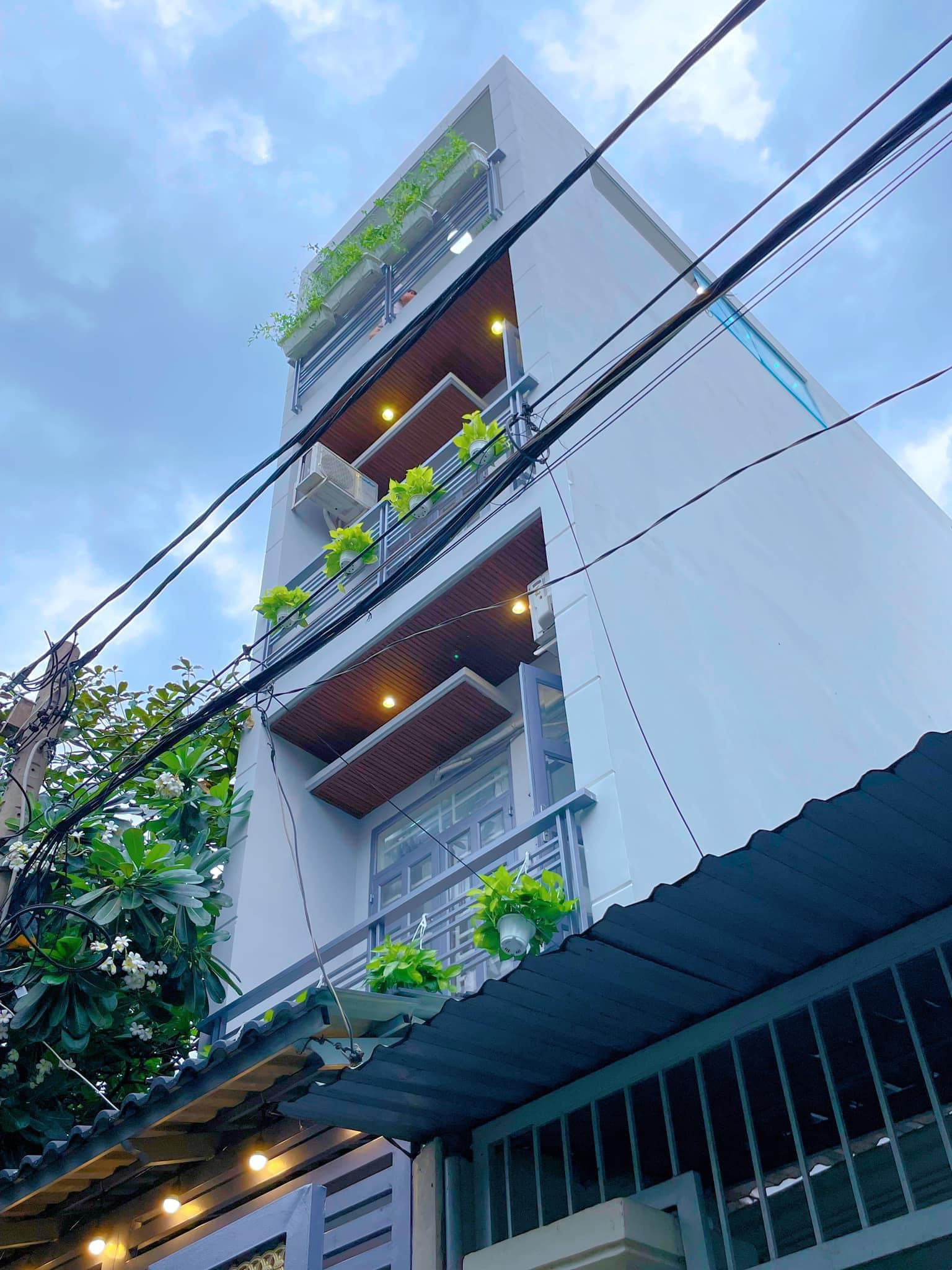 8tỷ xíu nhà 80m2 5 tầng 10Pn có HĐ 45tr/th gần khu Bắc Hải,cư xá Lữ Gia