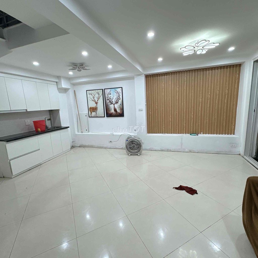 Chính chủ cho thuê nhà 5 tầng địa chỉ số 1A ngõ 253 Thuỵ Khuê, cách 1 nhà ra phố Thuỵ Khuê.