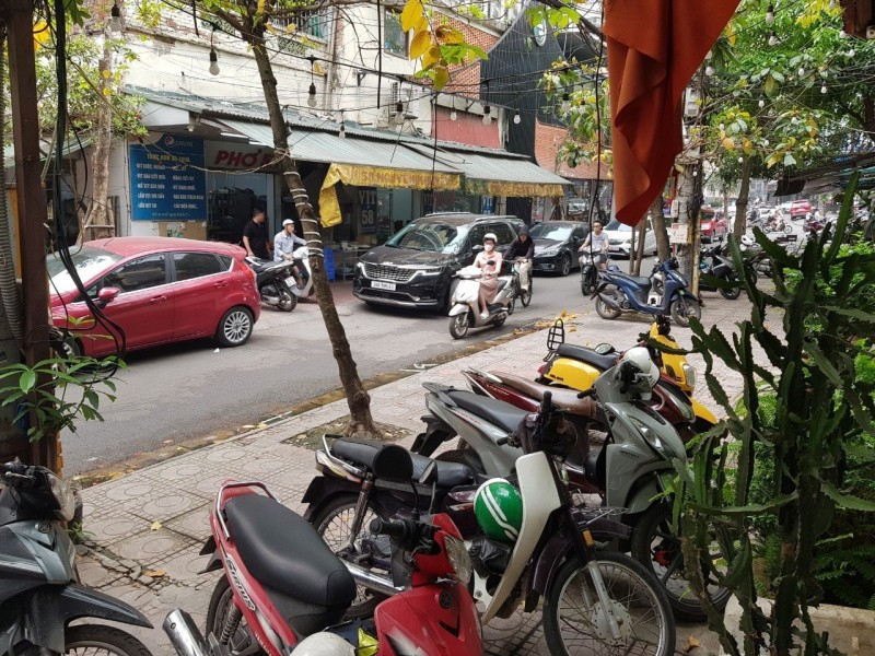 MỜI THUÊ NHÀ HUỲNH THÚC KHÁNG, ĐỐNG ĐA - KINH DOANH - NGÕ Ô TÔ TRÁNH - VỈA HÈ