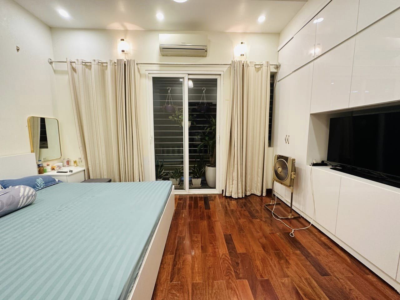 Ô tô tránh 10m, Thoáng sáng, Dân xây ở ngay, bán nhà Thịnh Quang-0946383428