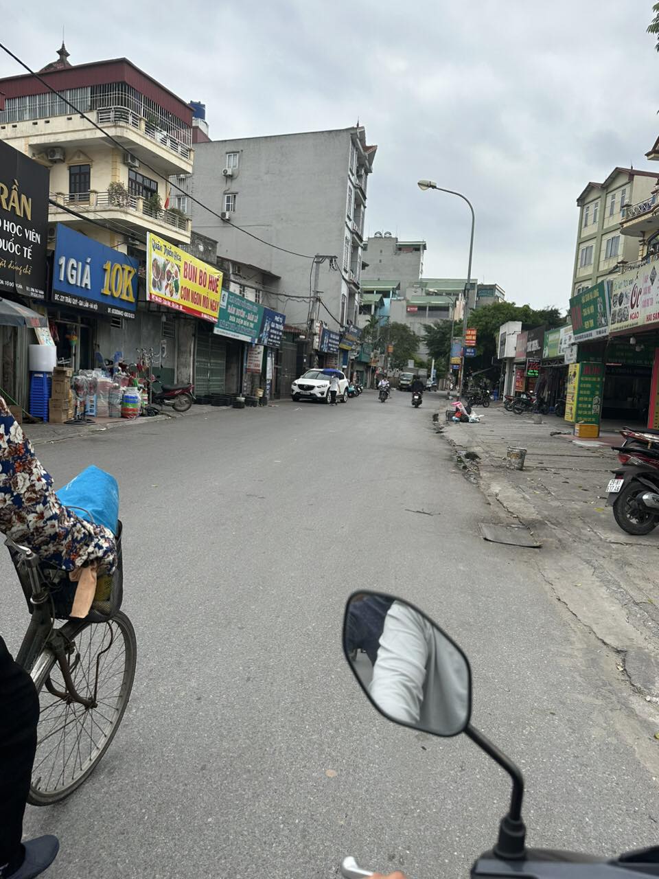 Căn nhà phố Trâu Quỳ kinh doanh sầm uất.