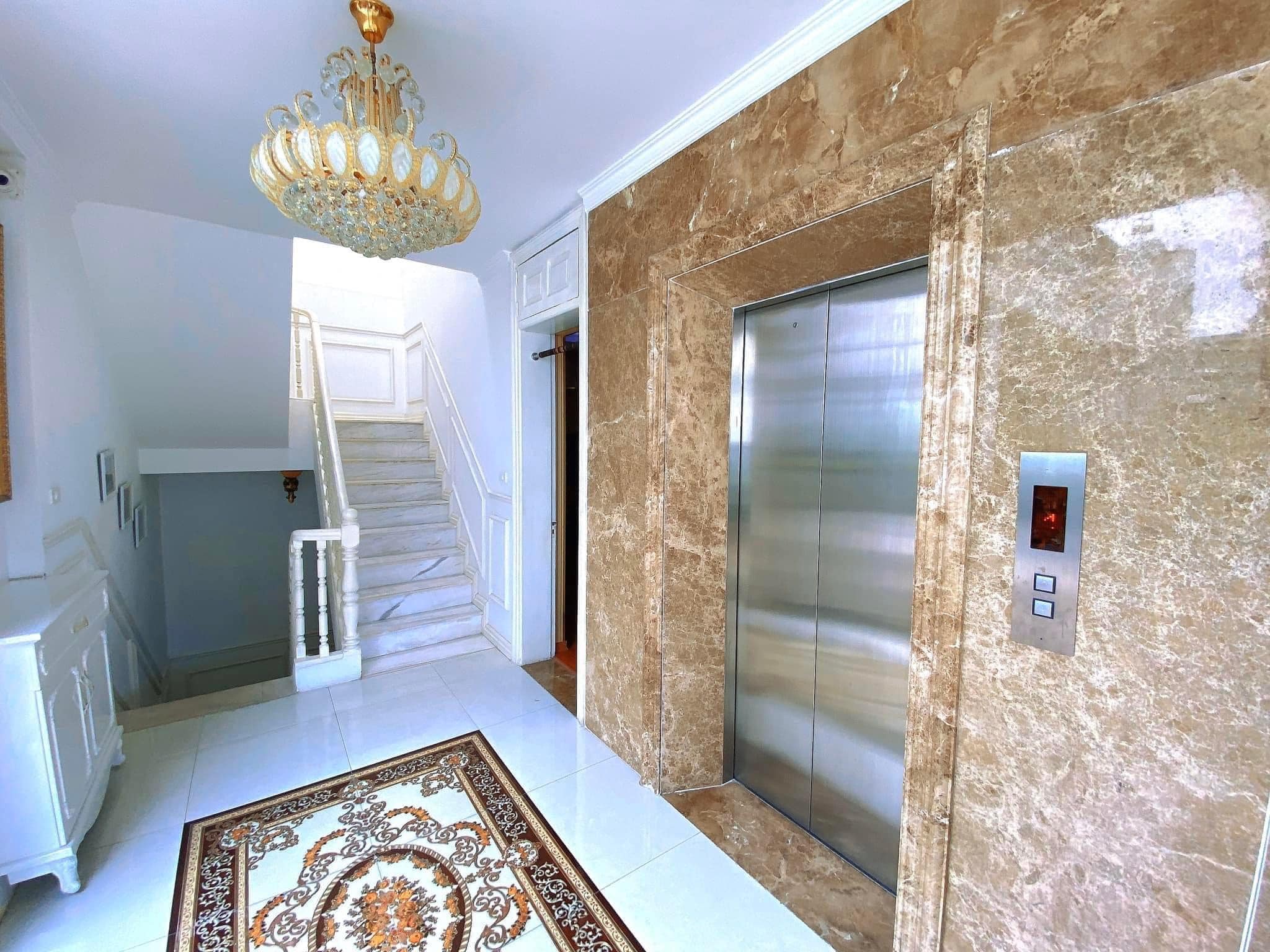 Bán nhà Kim Mã, thang máy, ngõ thông, kd 40m, mặt tiền 4m 9ty