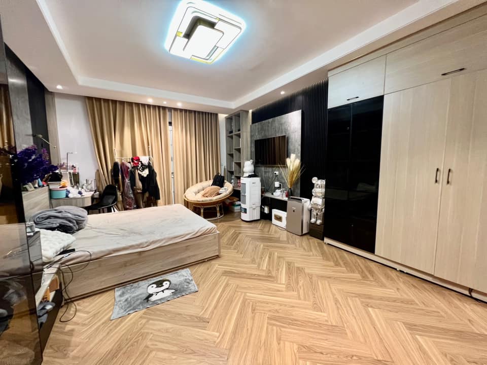 Bán nhà Quán Thánh, 44m2, 5 tầng, mặt tiền 4.5m, 12.6 tỷ, nhà đẹp ở luôn, gần ô tô