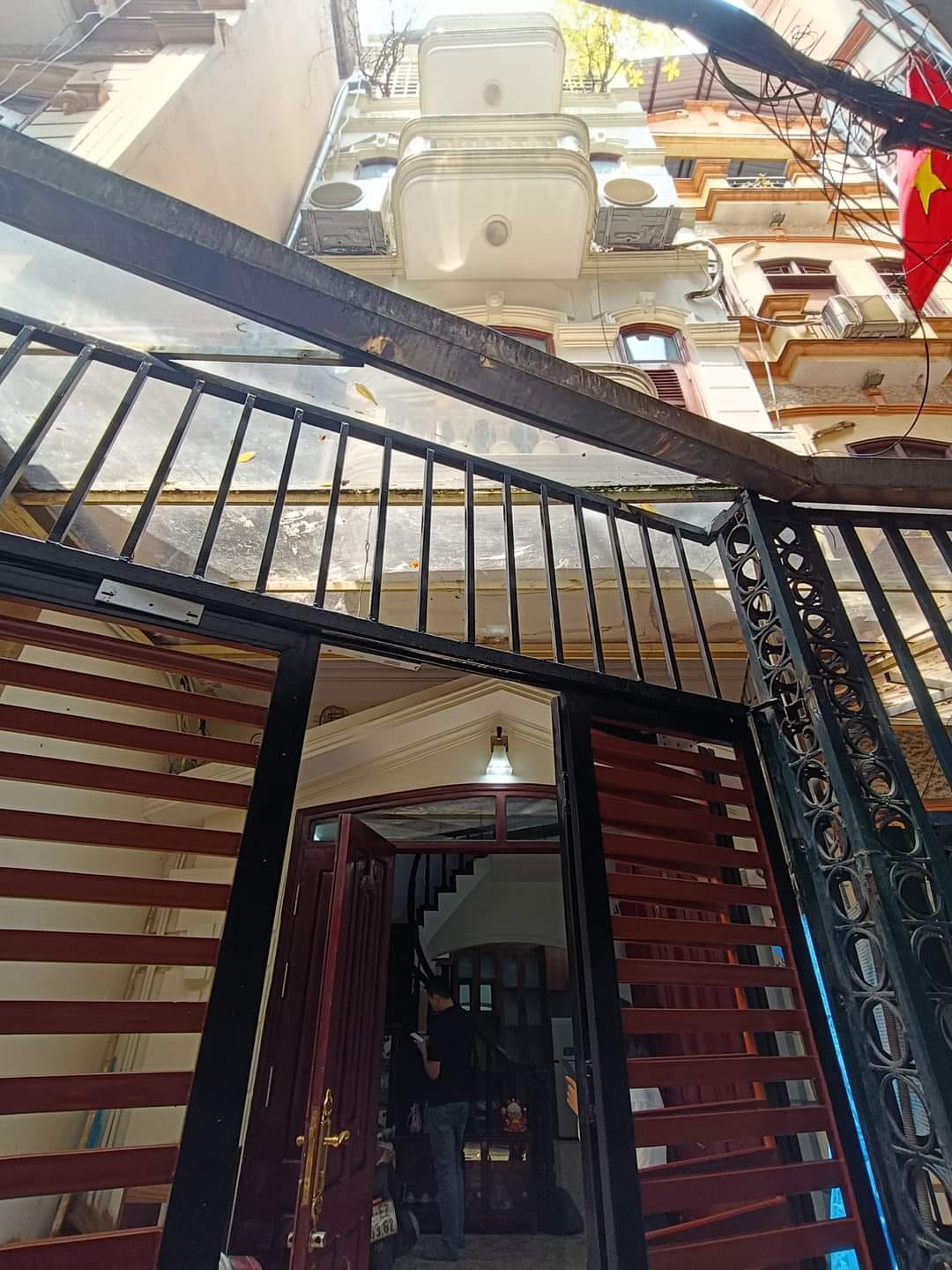 Bán nhà mặt phố Võng Thị,DT 42m x 3 ,mặt tiền 4.8m,kinh doanh