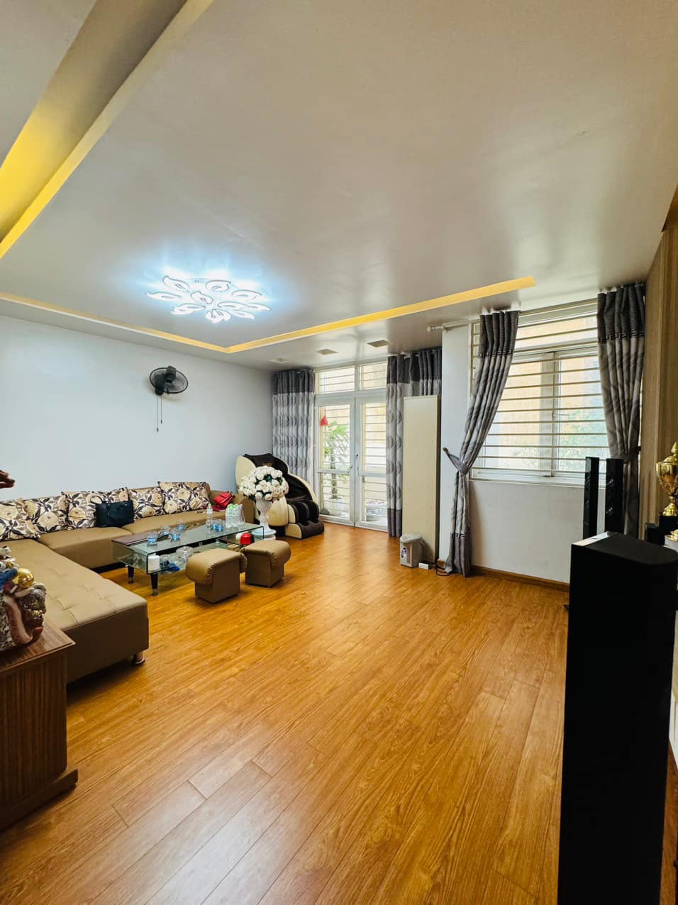 Bán nhà phố Xã Đàn, Đống Đa 52 m2, Lô góc 2 thoáng, ô tô, ở và KD, 13.2 tỷ.