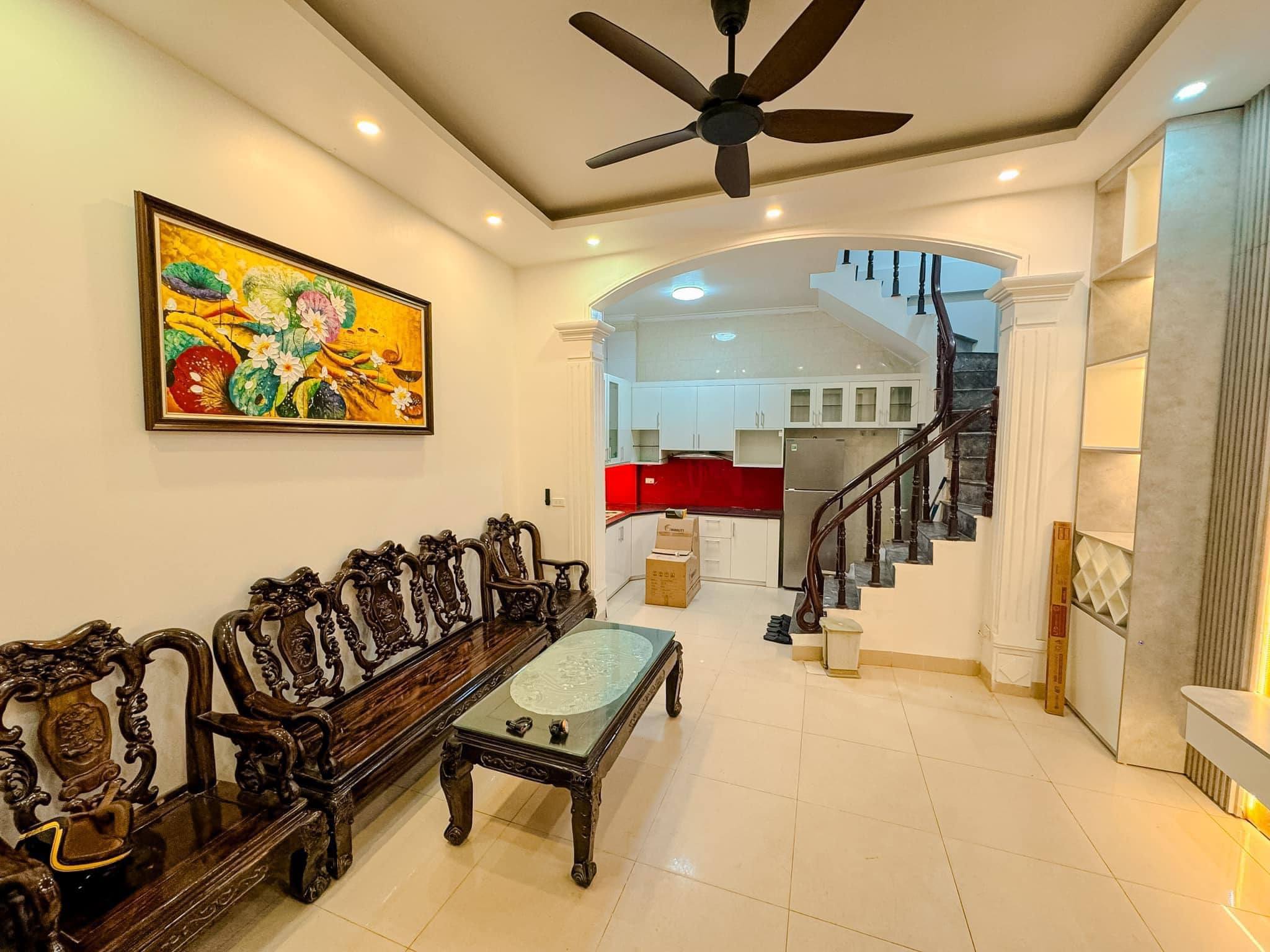 CỰC NÓNG - NHÀ PHỐ KÍNH KOONG - Ở SƯỚNG - TÂN MAI - 2 NHÀ RA PHỐ - NGÕ THÔNG TỨ TUNG - TẶNG LUÔN NỘI THẤT- 3 NGỦ DÂN XÂY-10m Ô TÔ - GÍA CHỈ : 5.55 tỷ