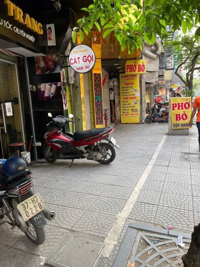 Bán nhà mặt phố Chùa Láng- Đống Đa. Diện tích 56/65m2 x 5T, mặt tiền 3m. Giá 24 tỷ(TL)