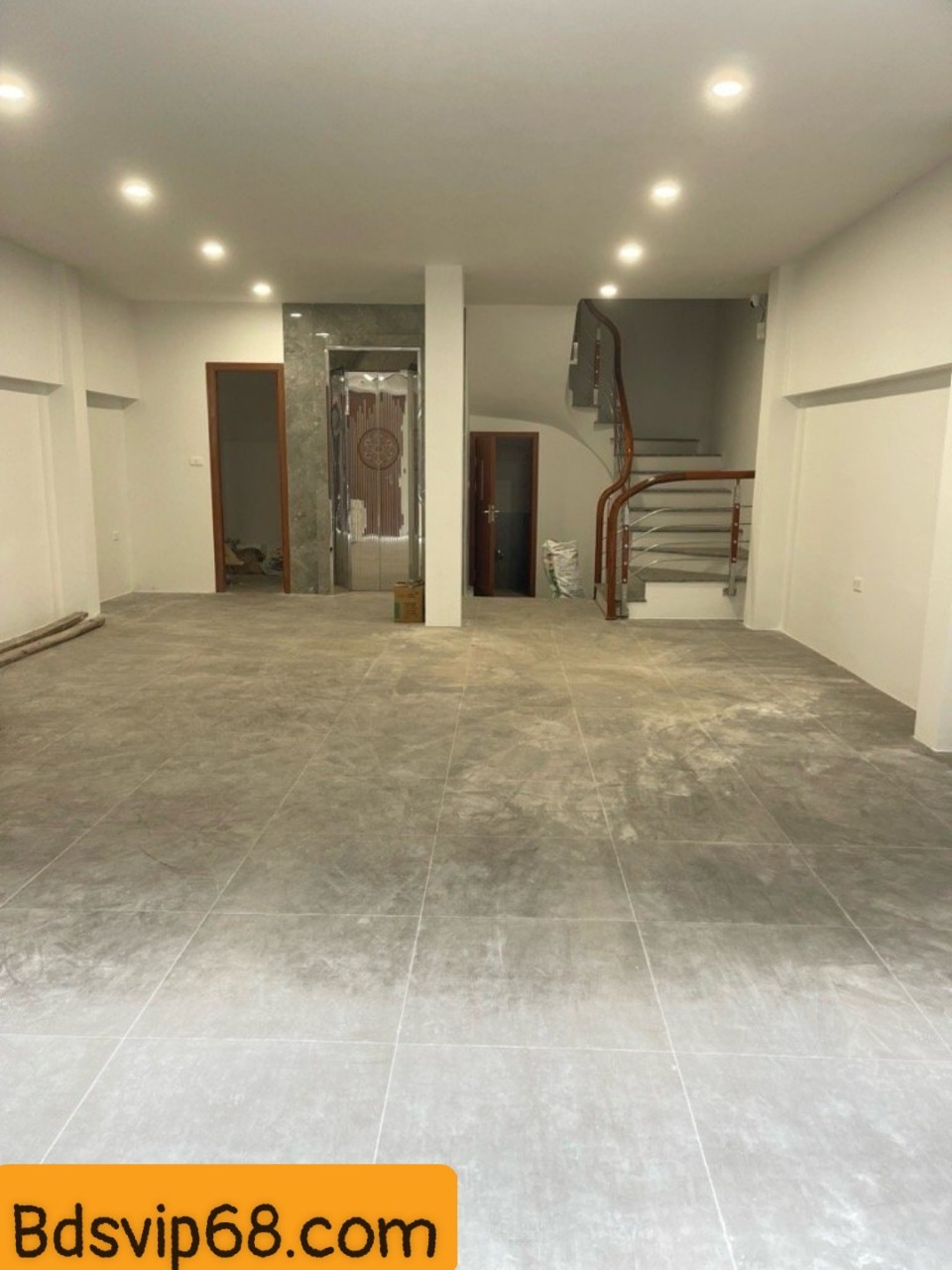 Bán nhà phố Võ Văn Dũng, quận Đống Đa, phân lô VIP, gần hồ, ở sướng, kinh doanh đỉnh, thang máy nhập khẩu “xịn sò” giá 18.7 tỷ