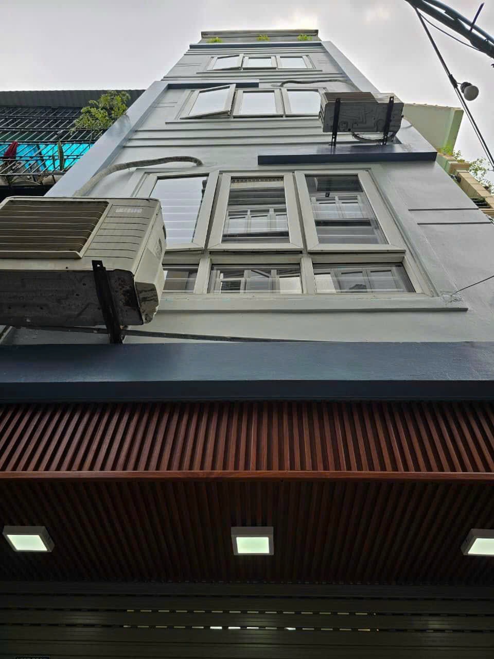 Cần Tiền Bán Gấp nhà 5 tầng ngõ Oto tránh tại Tân Mai . Trung tâm Quận Hoàng Mai , vị trí thuận lợi , tiện ích ngập tràn .