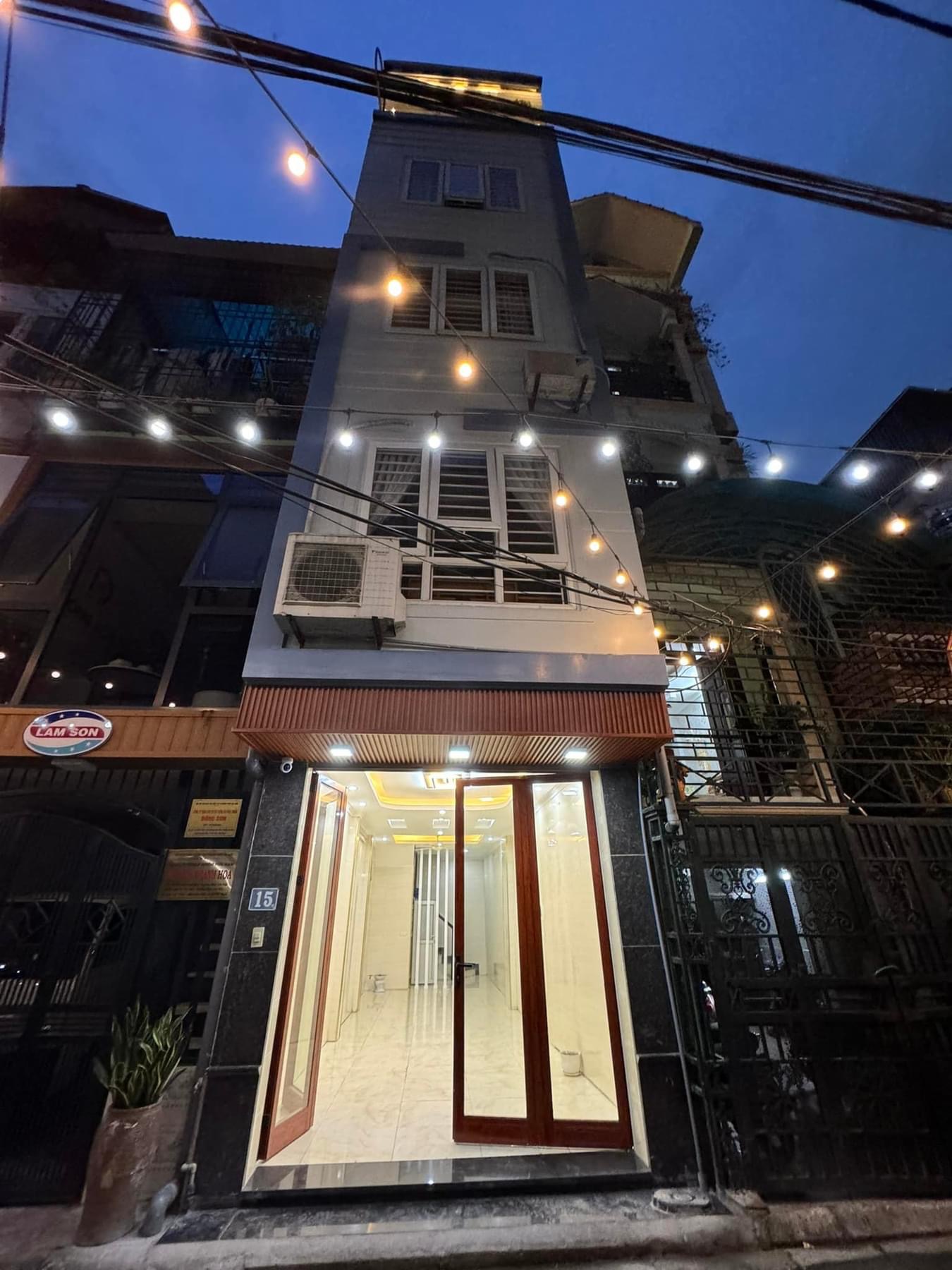 Hạ chào chủ cần tiền bán Gấp nhà 5 tầng xây mới , oto tránh đỗ cửa tại Tân Mai .trung tâm Quận Hoàng Mai . Diện tích 40m2