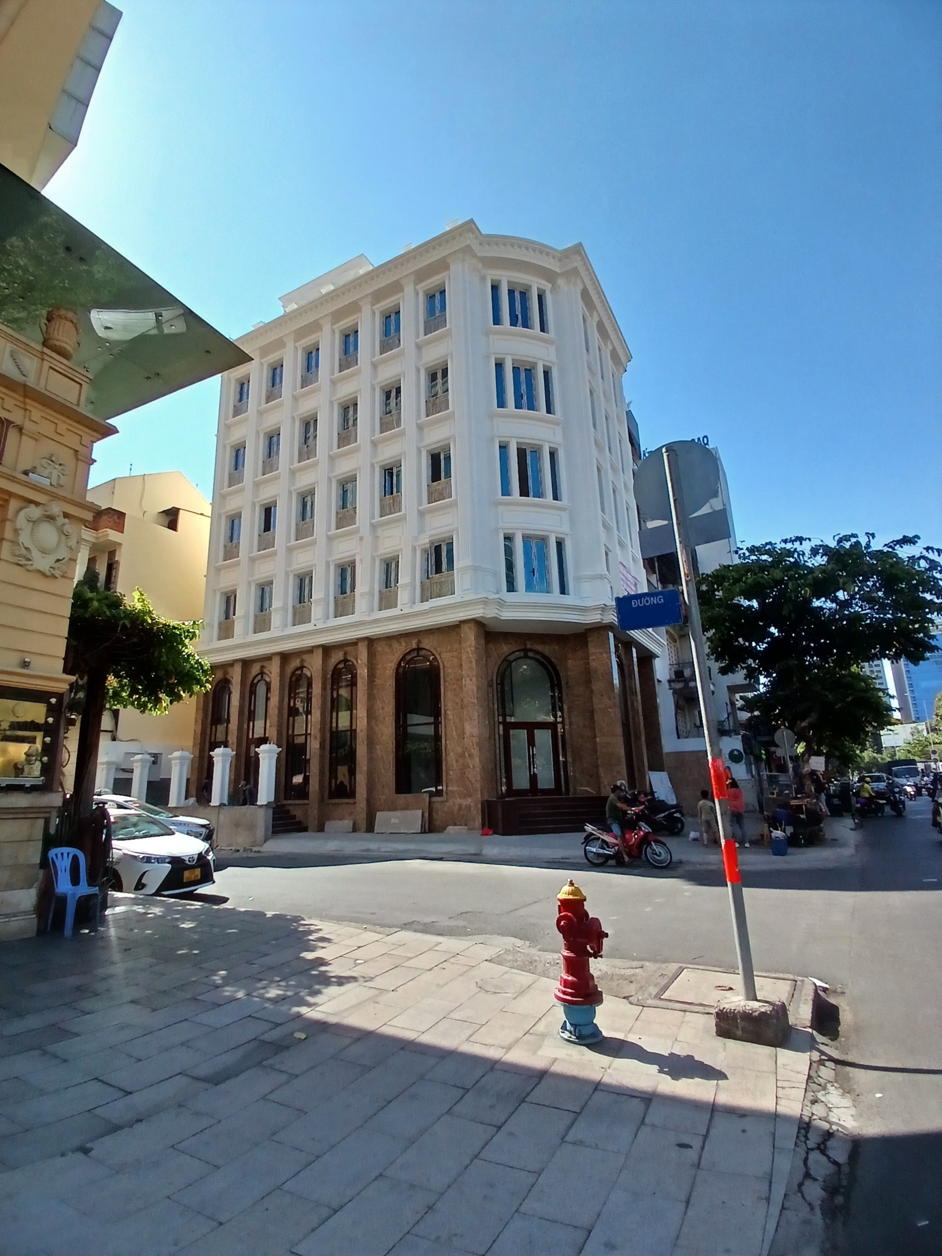 TÒA NHÀ GÓC 2 MT PHỔ QUANG, 1600m2, CÓ THANG MÁY, PCCC