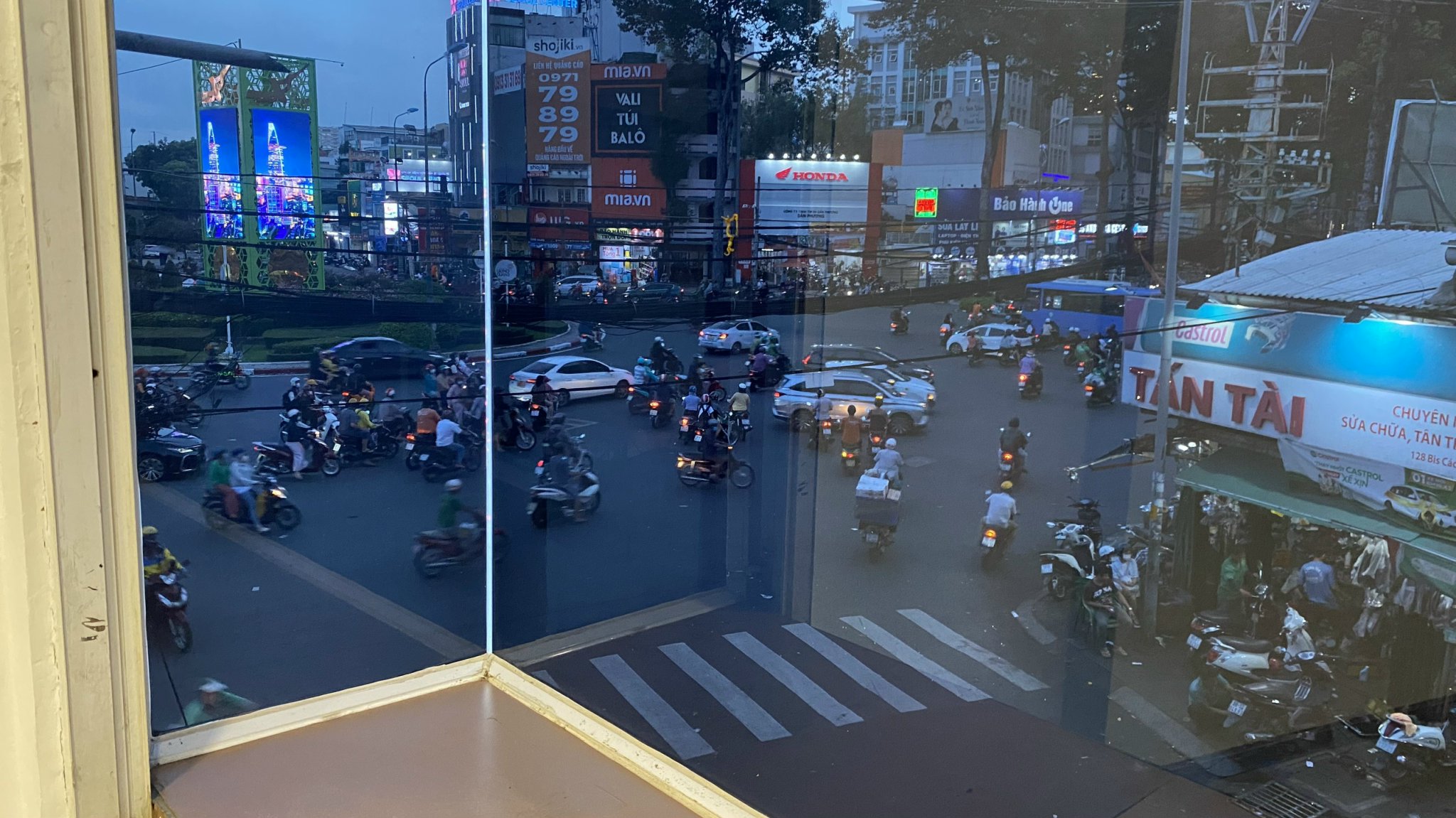 Nhà 4 tầng MT gần Vòng xoay Dân Chủ, 16m2, 3 phòng ngủ