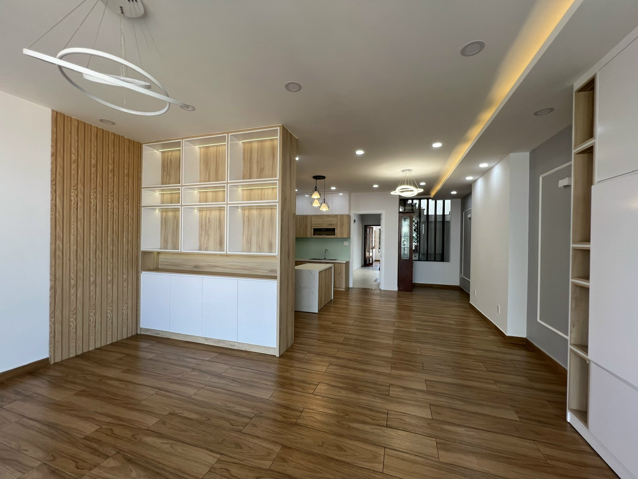 Tòa nhà 6 tầng hẻm 8m Hoàng Dư Khương, 6x22m, 8 phòng lớn