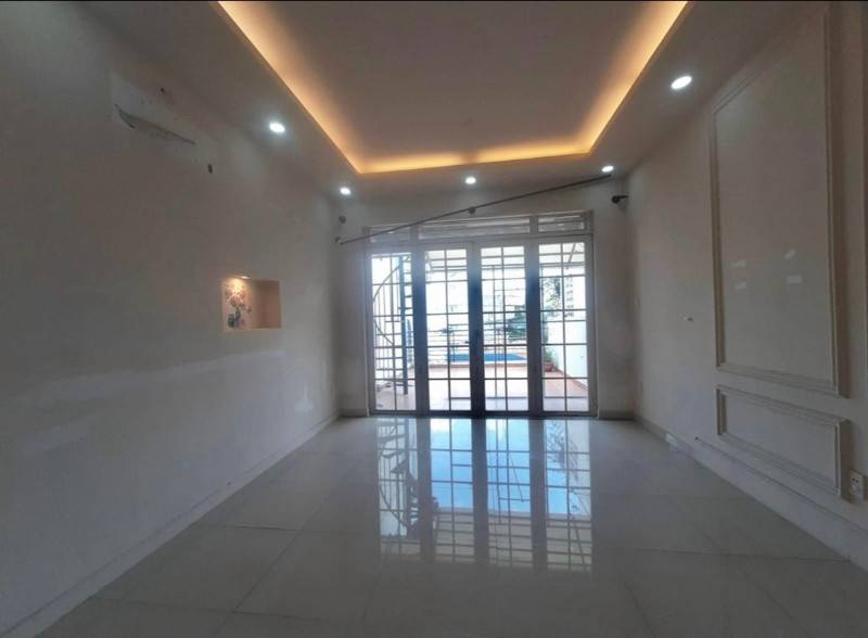 Nhà MT Nguyễn Đình Chiểu, 4,5x20m ( nở hậu 7m), 6 phòng