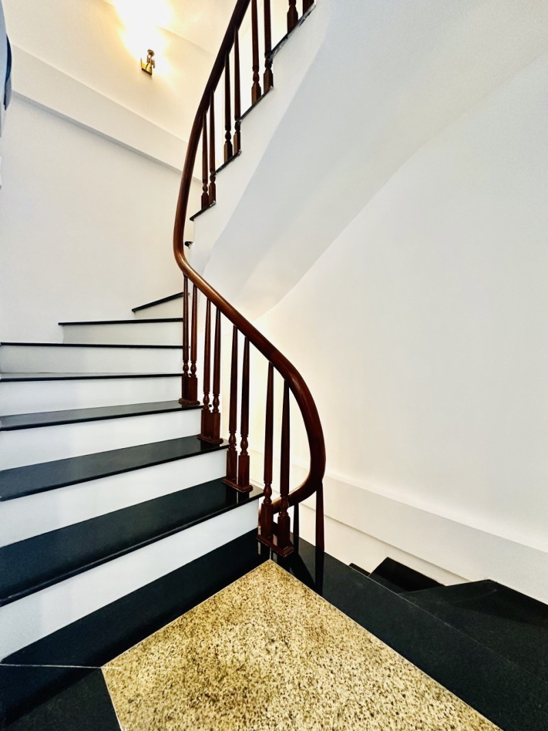 Bán nhà Vĩnh Hồ 15m ra oto, 2 lối đi, 45m2 x 5 tầng, trước nhà thoáng sáng, không đối nhà, 9,3 tỷ