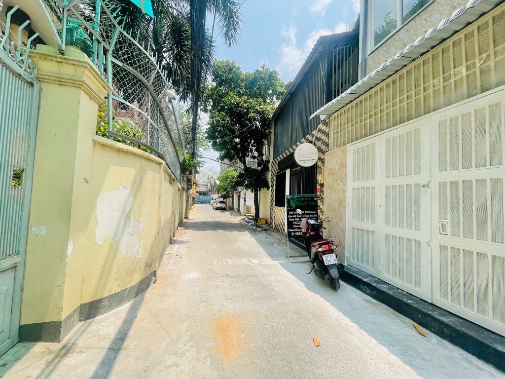 BÁN NHÀ HẺM XE HƠI NGUYÊN HỒNG-20M2-NHÀ MỚI ĐẸP-NHỈNH 3 TỶ.