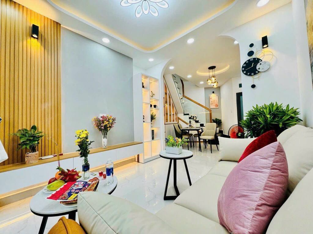 NHÀ ĐẸP SÁT BÊN HXH HOÀNG HOA THÁM-30M2-NHỈNH 4 TỶ.