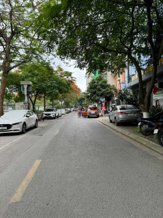 Bán nhà Mặt Phố Nguyễn Đình Hoàn DT 110m - MT 7m3 - Nhỉnh 28 tỷ - KD VP