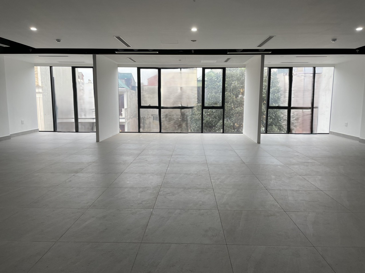 Cho_thuê nhà Mp Thuỵ Khê DT 196m2 - 8 tầng -Mt 12m- Giá 230 Triệu (CTL) - KD sạch, VP