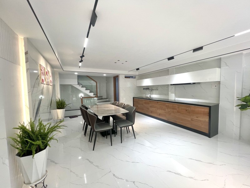 Bán Nhà đường Ông Ích Khiêm, Quận 11. 55m2. 5 Tầng BTCT Giá 11,2 Tỷ