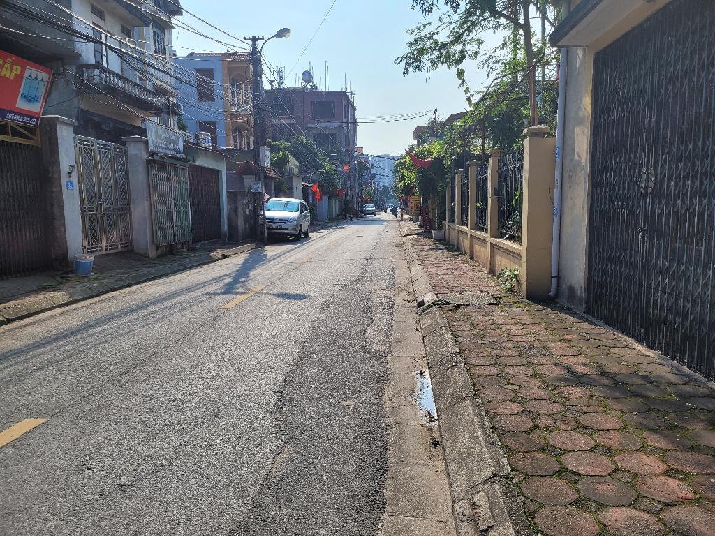 Chính chủ gửi Bán GẤP Đất Giang Biên, gần ô tô, DT 40m2, MT 3m, giá 3 tỷ.