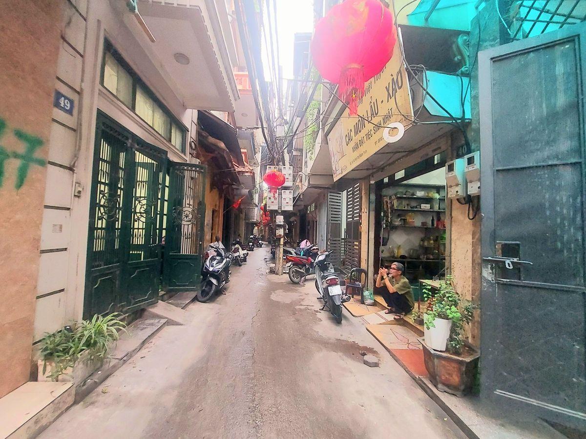 Hàng xóm quận Hoàn Kiếm ! Diện tích khủng, oto gần nhà, ngõ thông.