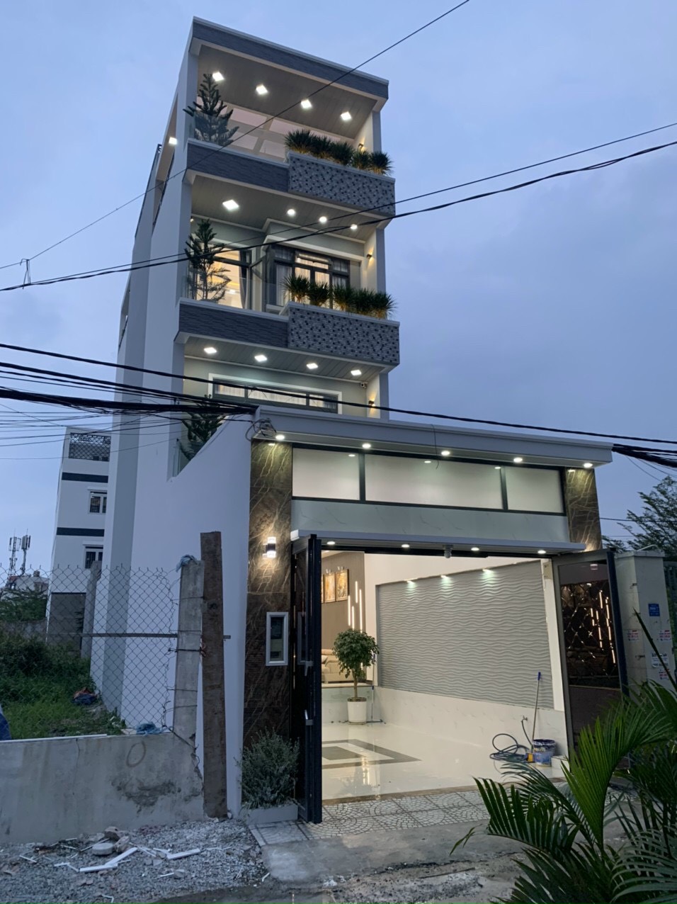 Bán nhà phố có thang máy - mặt tiền đường xe hơi tại Nhà Bè