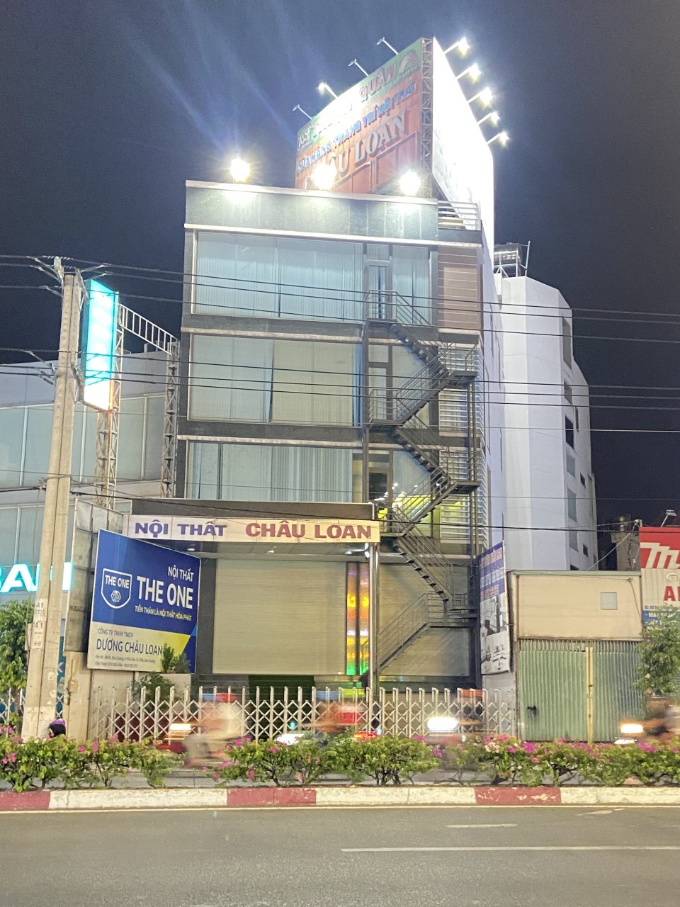 Cho thuê mặt bằng tại Thủ Dầu Một, Bình Dương.Diện tích sử dụng: 1 trệt / 3 lầu / 1 sân thượng, có hầm.180 triệu