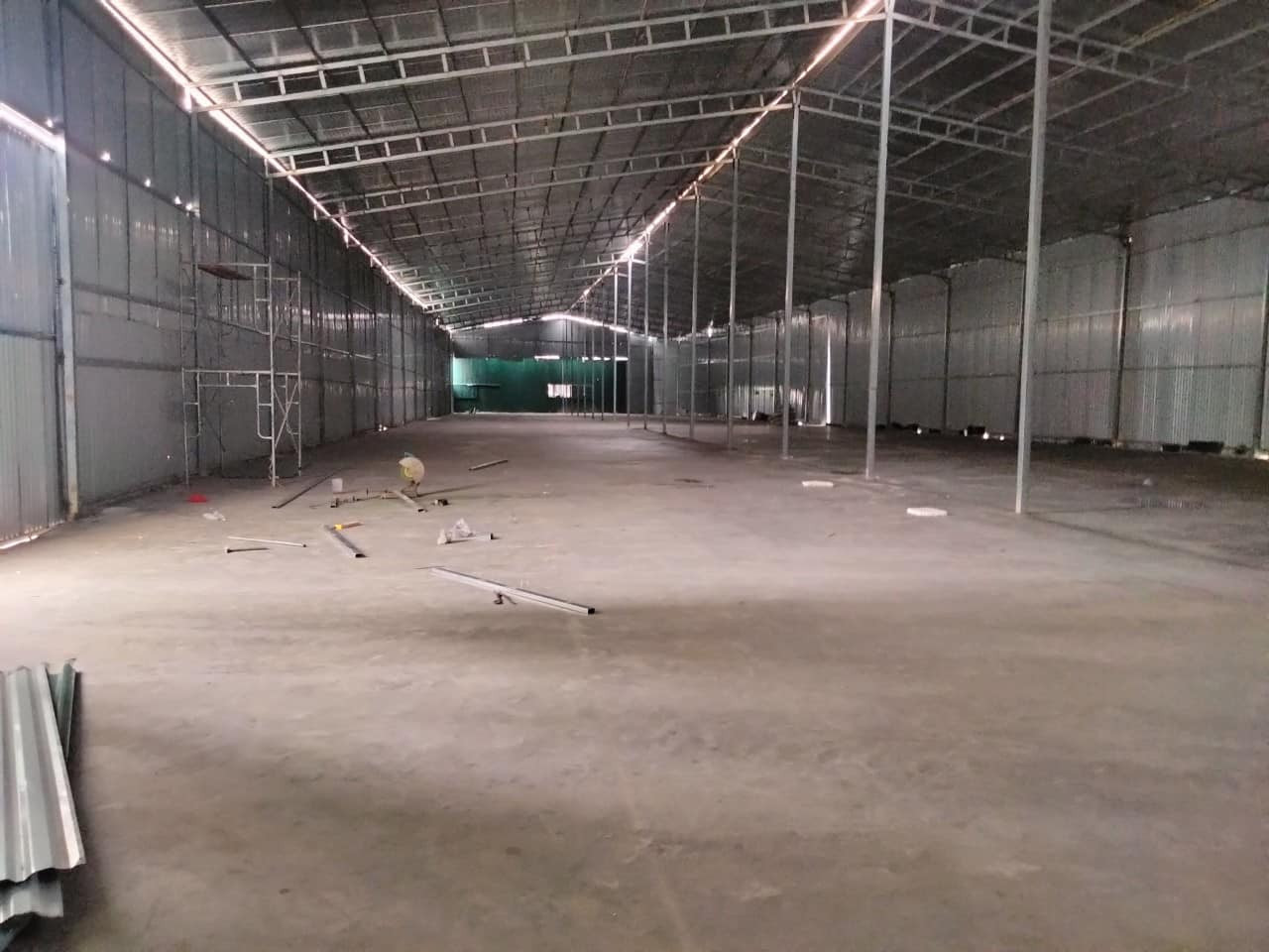 Cho thuê kho xưởng tại Nguyễn Xiển , Thanh Xuân , Hà Nội. Diện tích 1000m , xưởng cao 8m,mái tôn chống nóng, xe