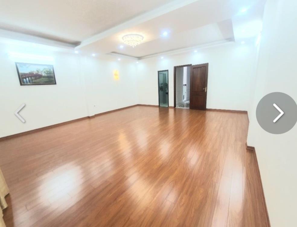 Nhà Bồ Đề Ngõ thông ô tô vào nhà, 33m2, 5t 4m mặt tiền giá 5.6 tỷ.