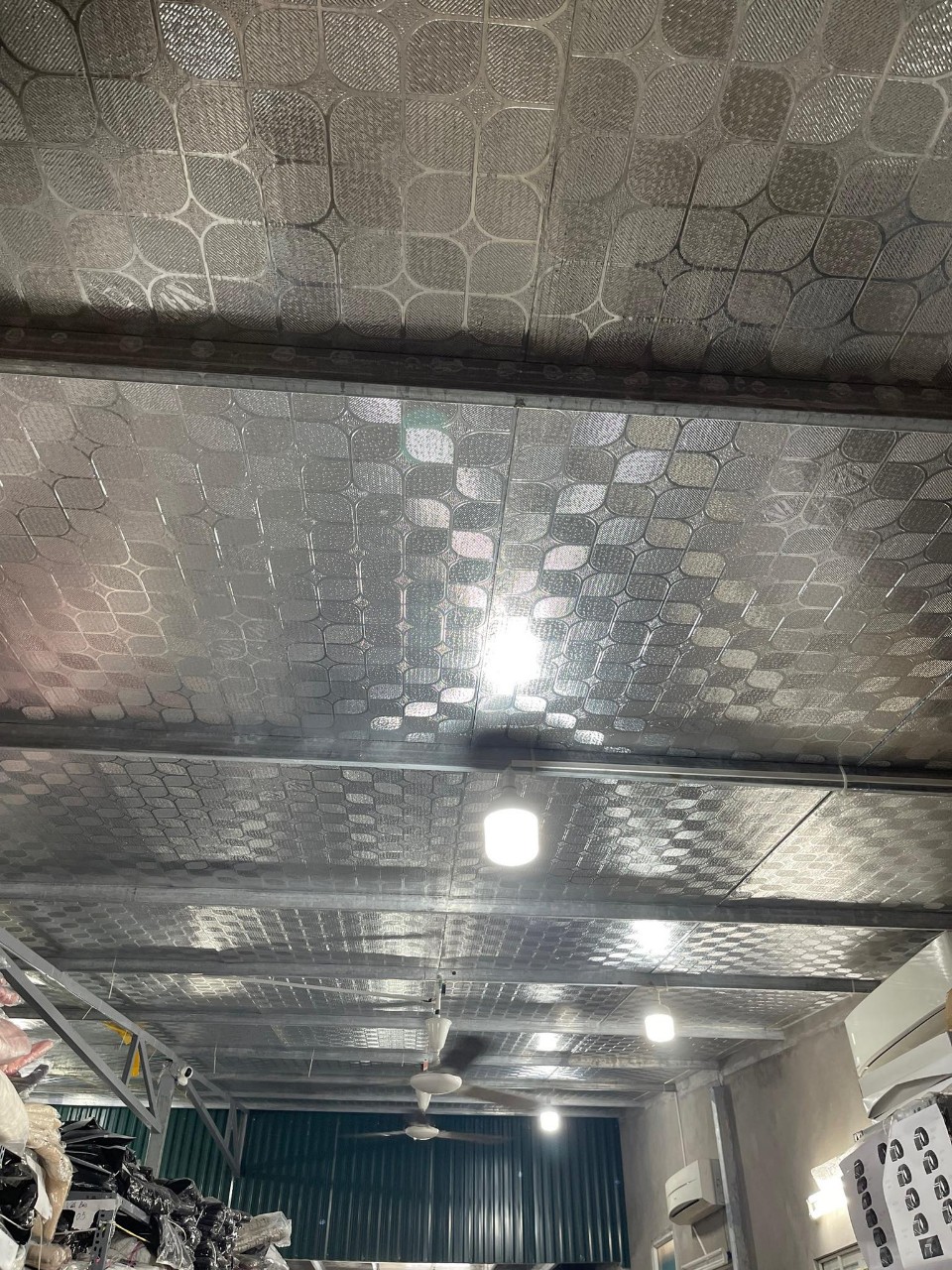 Cho thuê mặt bằng kho xưởng tại Trung Văn, Nam Từ Liêm , Hà Nội. Diện tích 140m, mái chống nắng, sẵn quạt điều, điều