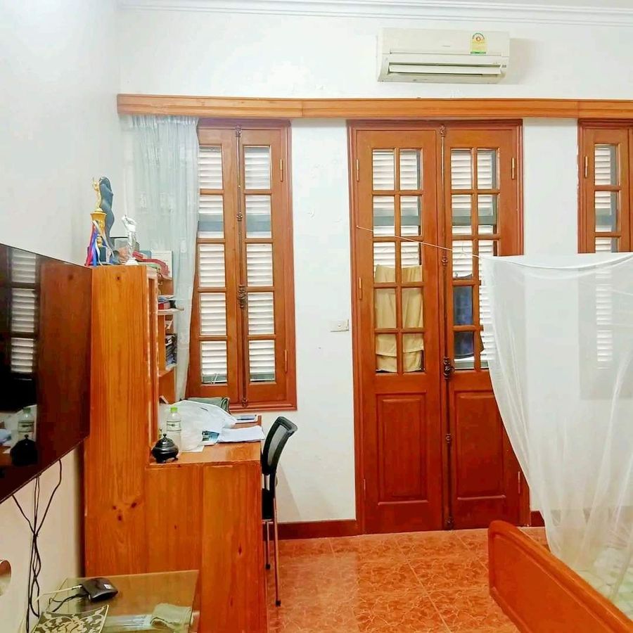 - Bán gấp nhà khu vực Nguyễn Lương Bằng, Đống Đa. Diện tích 41m2*4T, mặt tiền 4.5m, giá 14.3 tỷ.