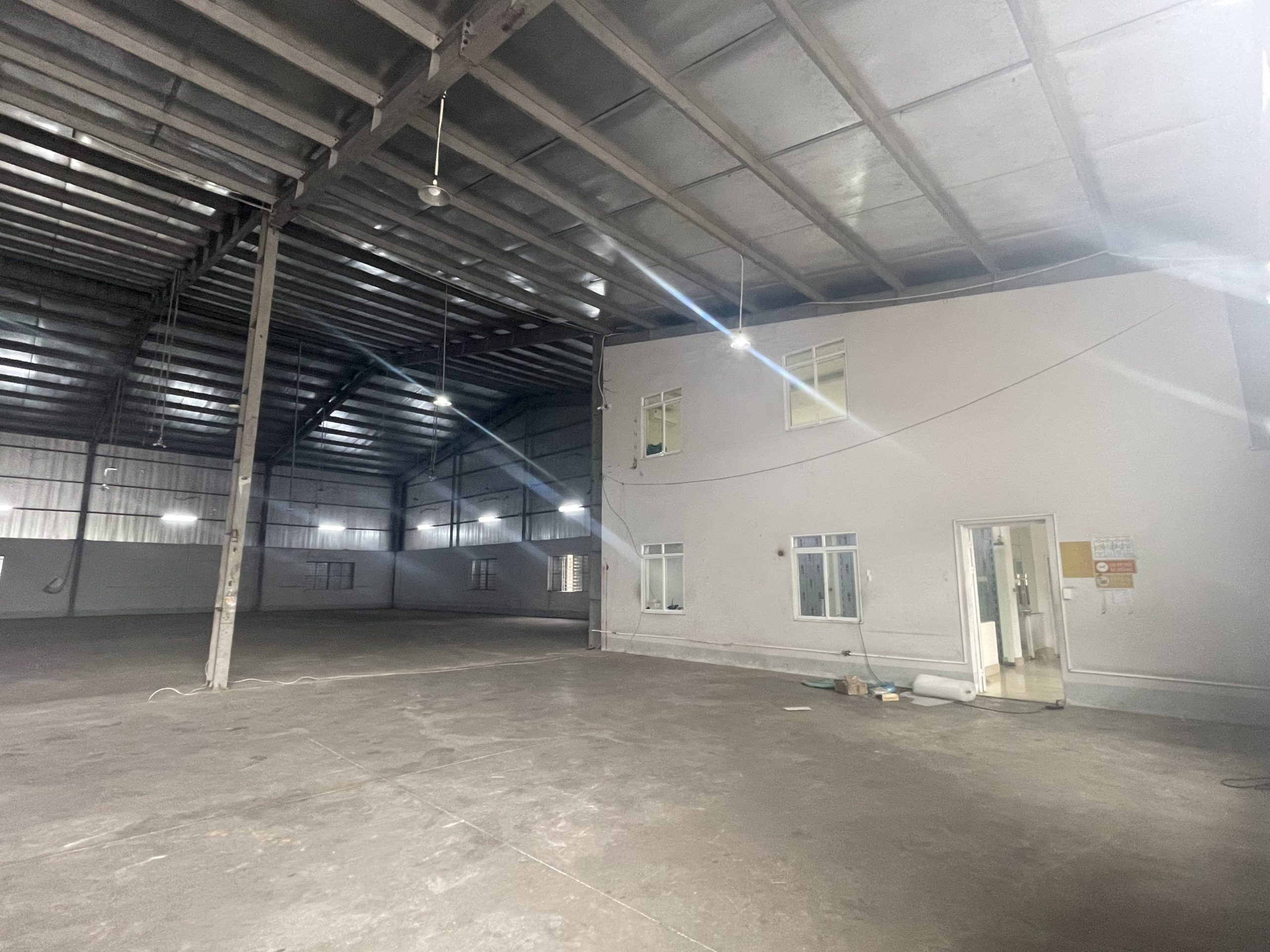 Cho thuê kho xưởng tại Phù Lỗ, Sóc Sơn, Hà Nội. Diện tích 2300m kết cấu khung zamil cao 7m giá 50k/m