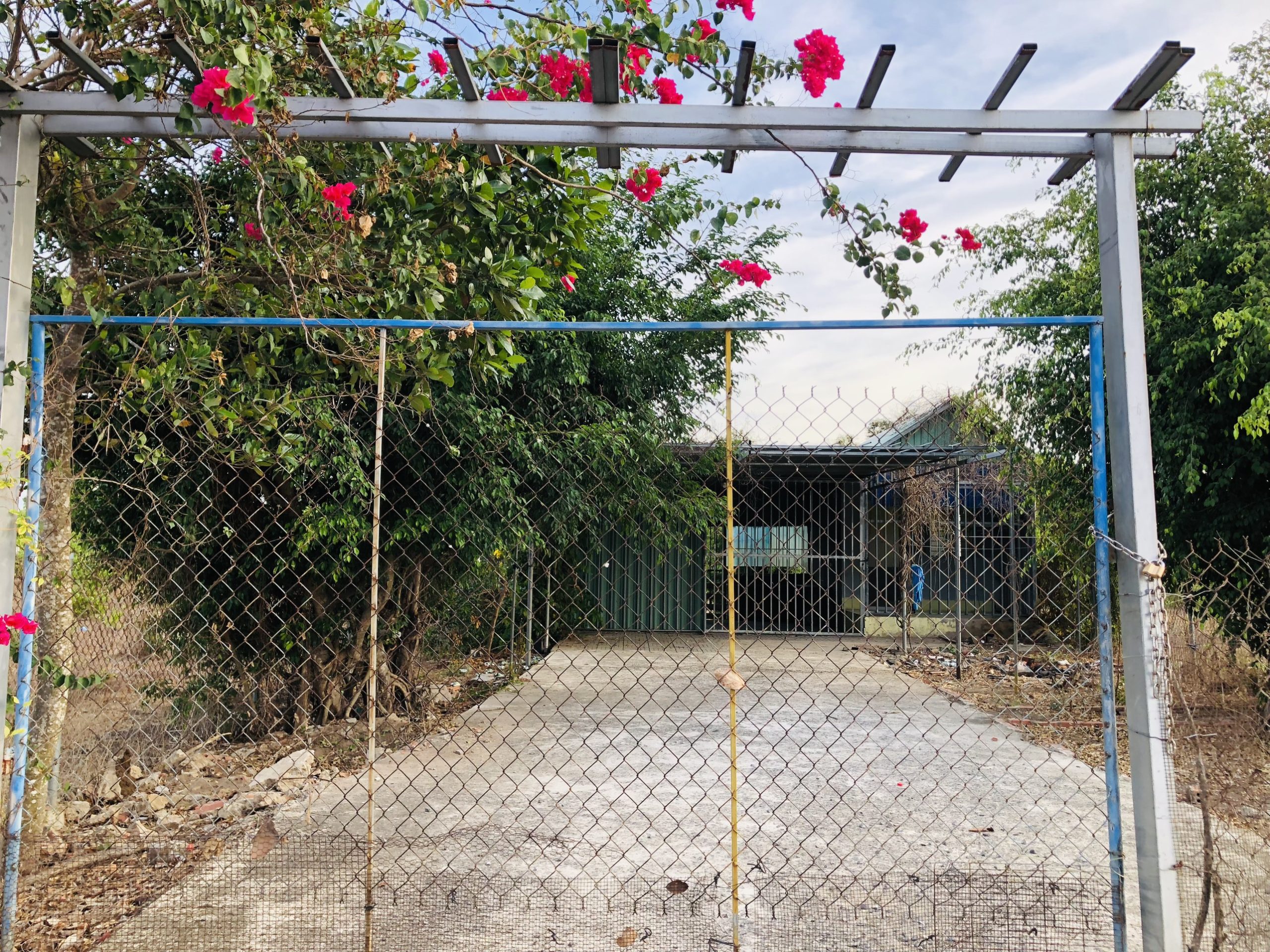 Bán đất đối diện cổng khu công nghiệp. 500m2,12mx45m,100 thổ cư. có sẵn căn nhà.Giá rẻ 2tỷ