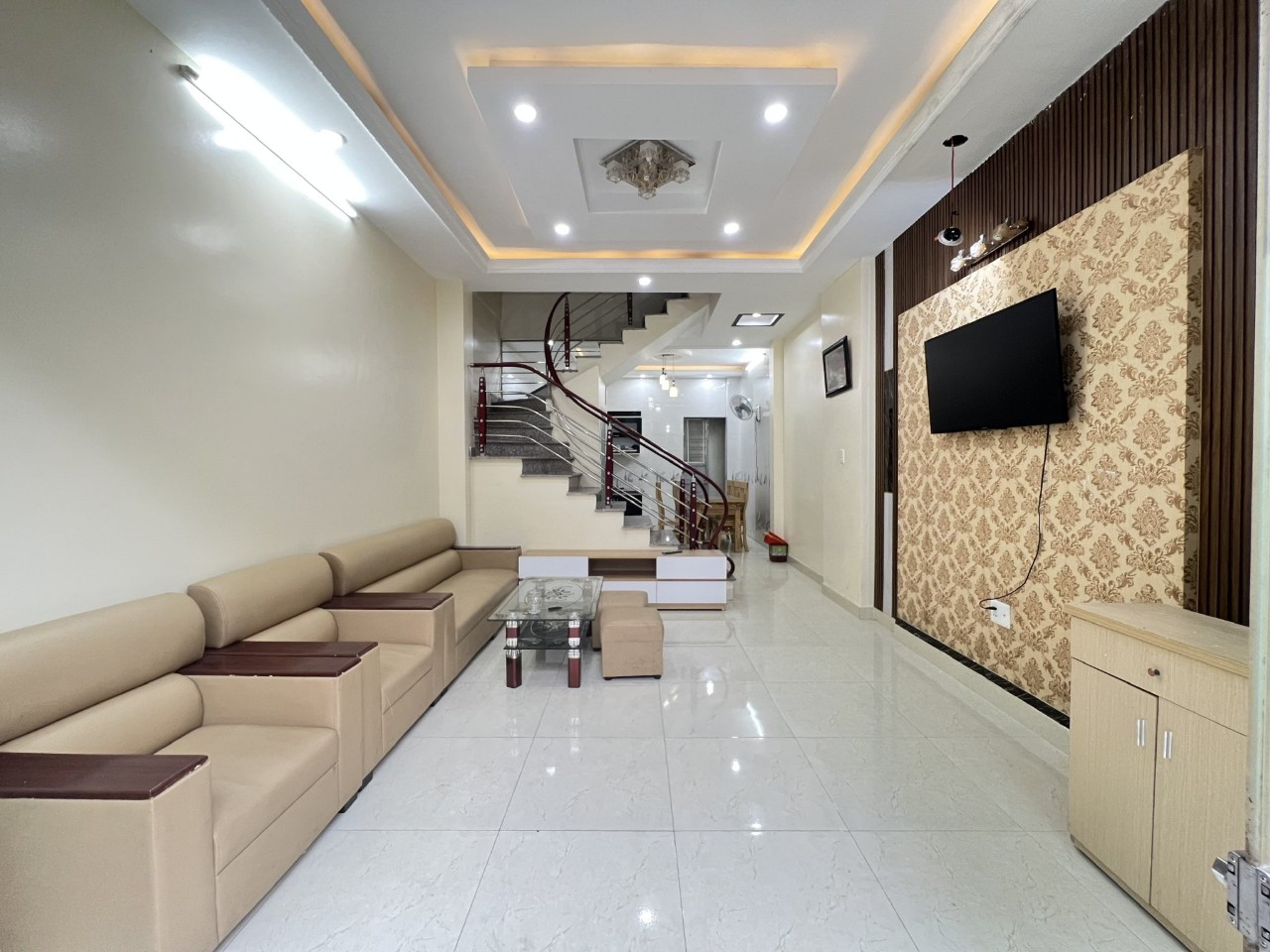 Bán nhà ngõ ngõ 193 Văn Cao, diện tích 40m 4 tầng GIÁ 2.75 tỉ đang cho thuê 10tr