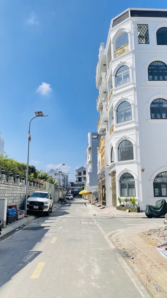 Bán nhà hxh 5 tầng đường Lê văn quới , quận bình Tân , giá 6.x tỷ Dt 52m2 (4 x13 ) x 5 tầng Giá : 6.x tỷ