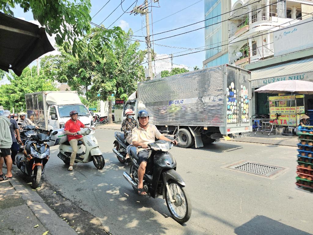 Bán nhà mặt tiền hương lộ 2 , quận bình tân Dt 115m (4.3x27) x 1 tầng Giá 8.8 tỷ chính chủ cần bán gấp