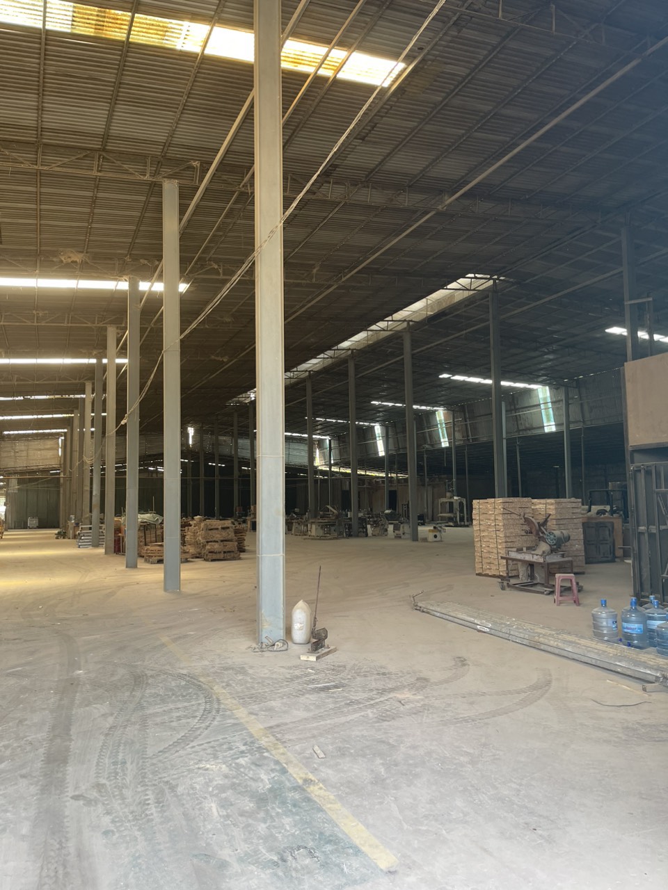 Bán xưởng Bàu Bàng Bình Dương.Tổng Diện Tích Đất: 13.656m².Diện Tích Xưởng: 12.562m².Giá Bán: 35 tỷ VND